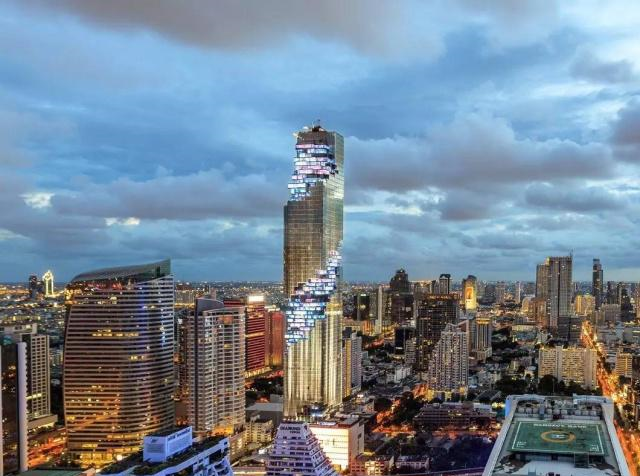 泰国最有名的地标建筑:白天像"烂尾楼",到晚上却能惊艳所有人
