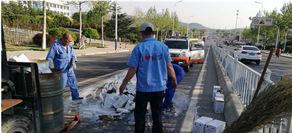 莱山公路发生一起撒漏案件,路政及时整治处理