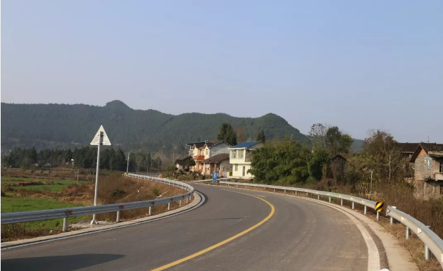 东渡镇冒雨整治公路两沿环境卫生