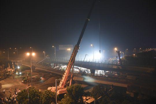 无锡高架桥侧翻事故致3死2伤 初判系运输车辆超载所致