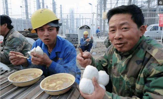农民工已经工作了,为啥农民工一天三顿喜欢吃白菜呢?看完明白了