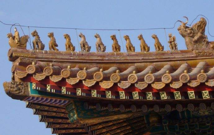 古代建筑屋顶上蹲着的是什么动物?
