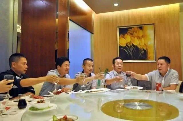 与领导边喝酒边聊天,培养这三种能力,让自己成为领导信任的员工
