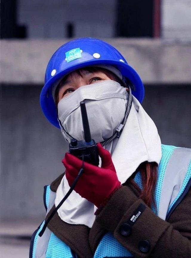 建筑工地上的母亲们:她们身着工装 却依然美丽