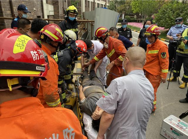 顺义一工地突发坍塌,一名工人被困3米多深沟