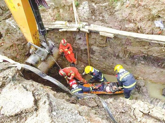 长春：施工人员意外被困泥浆中 消防员徒手挖泥救援