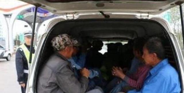 五菱神车高速被查,交警打开车门,鼻子酸了