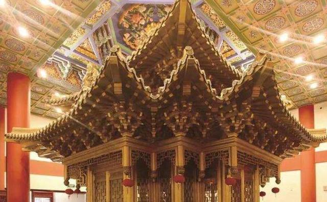 福建这个寺庙建在两座山中间 由黄铜打造 太阳下金光闪闪 福建这个寺庙建在两座山中间 由黄铜打造 太阳下金光闪闪