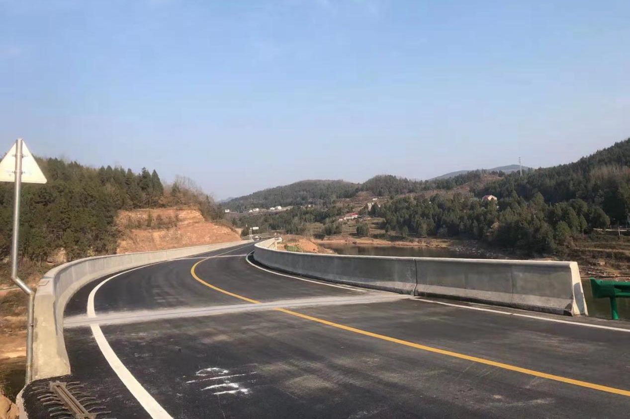 而是对原有一条干道新进改建,这一工程就是"g205快速化改造八里湾大桥